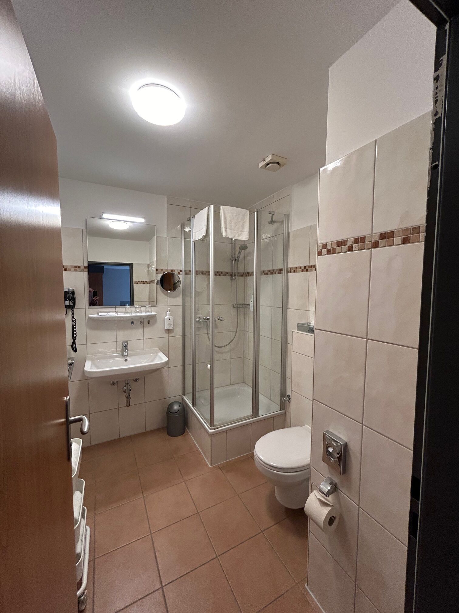 fitter room | bathroom | free toiletries, hair dryer, towels, soap