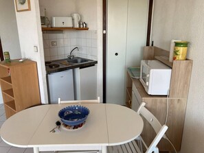 Kühlschrank, Mikrowelle, Kochgeschirr/Geschirr/Besteck