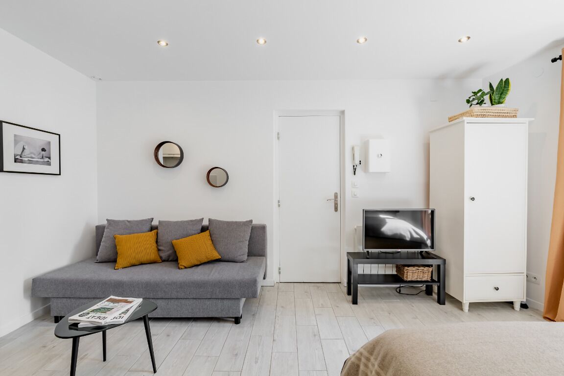 TV, bøker og stereoanlegg