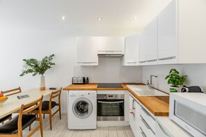 Fridge, microwave, oven, coffee/tea maker