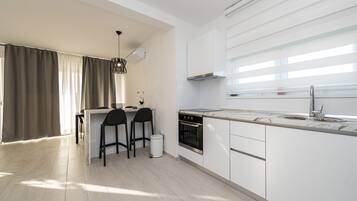 Kühlschrank, Ofen, Herdplatte, Geschirrspüler