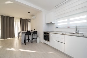 Fridge, oven, stovetop, dishwasher