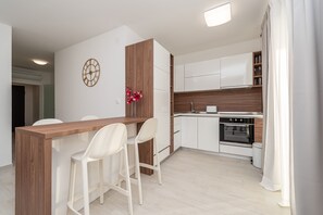 Fridge, oven, stovetop, dishwasher