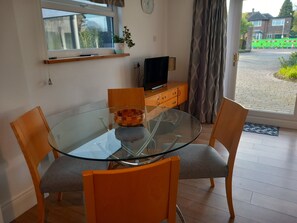 Comfort House, Multiple Beds, Garden View | Living area - Chota Kothi (Newcastle-Under-Lyme)