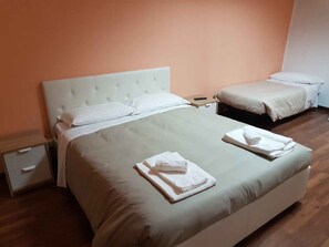 Blackout curtains, soundproofing, free WiFi, bed sheets - Hotel Piramide (Reggio nell'Emilia)