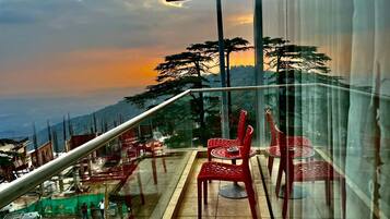Phòng Suite Cao cấp, 1 giường cỡ king, quang cảnh núi | 1 phòng ngủ, bộ trải giường bằng vải Frette của Ý