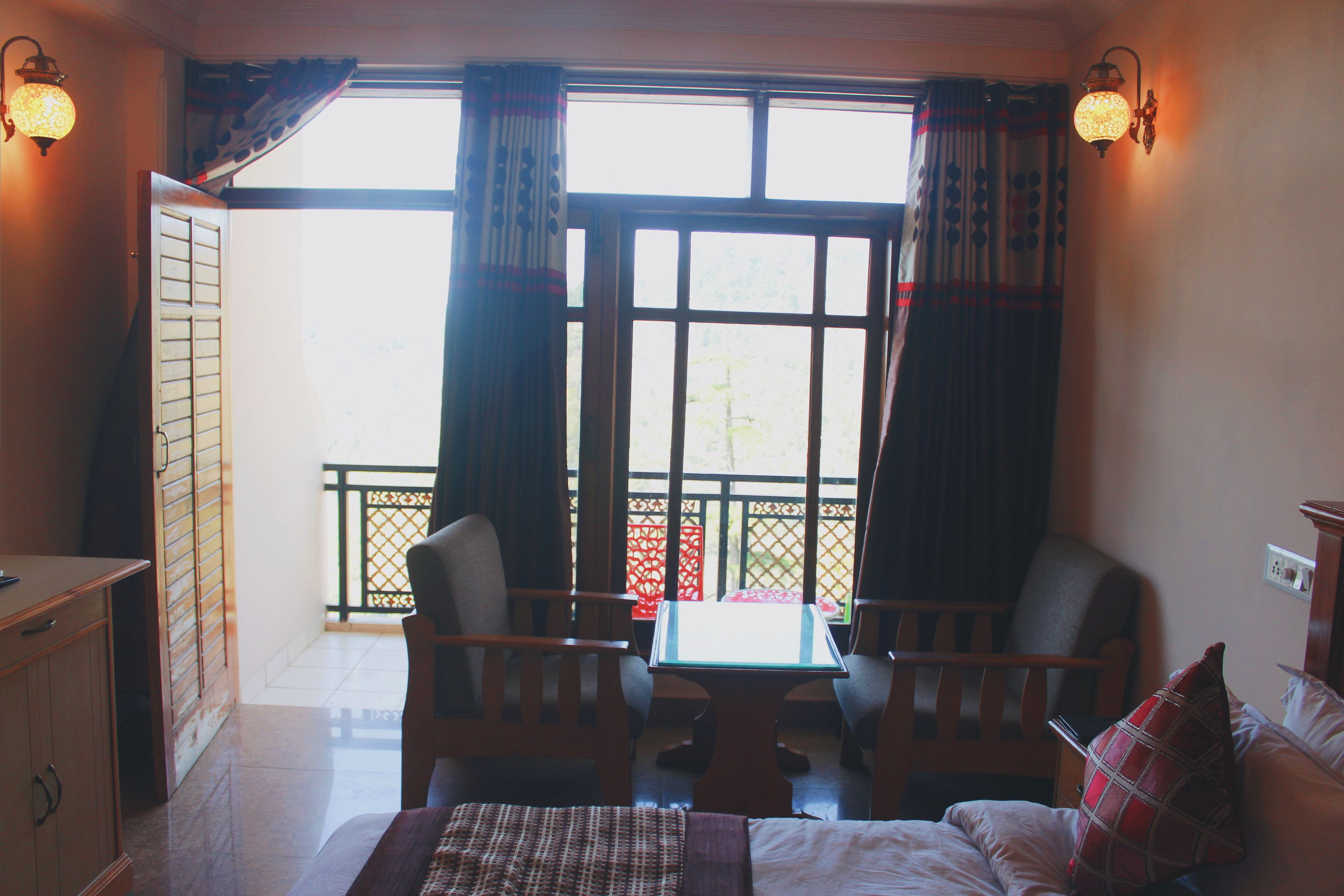 Deluxe Room, 1 Queen Bed, Smoking, Mountain View | In-room dining