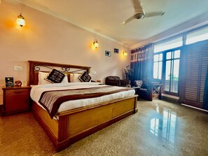 Chambre supérieure double, 1 grand lit, vue sur la montagne | 1 chambre, draps italiens de Frette, literie de qualité