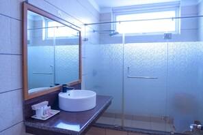Suite de luxe, 1 llit de matrimoni gran, vistes a la muntanya | Bany | Dutxa, capçal de dutxa tipus cascada i articles de tocador de disseny 