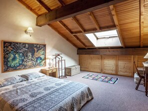 1 bedroom, bed sheets
