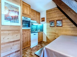 Geladeira, micro-ondas, lava-louças, cafeteira/chaleira