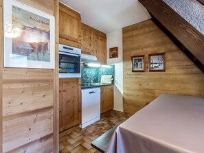 Fridge, microwave, dishwasher, coffee/tea maker