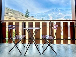 Outdoor dining - Spacious central apartment, ski-in/ski-out, pets allowed, parking, for 6 guests (La Clusaz)