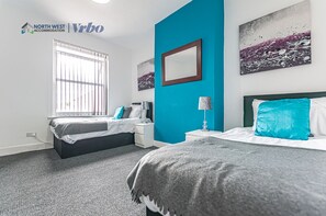 4 habitaciones, escritorio, tabla de planchar con plancha y wifi