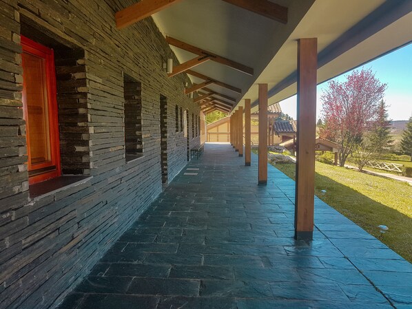 Terrace/patio - Hostel Oso Pardo Superior (Velilla del Rio Carrion)