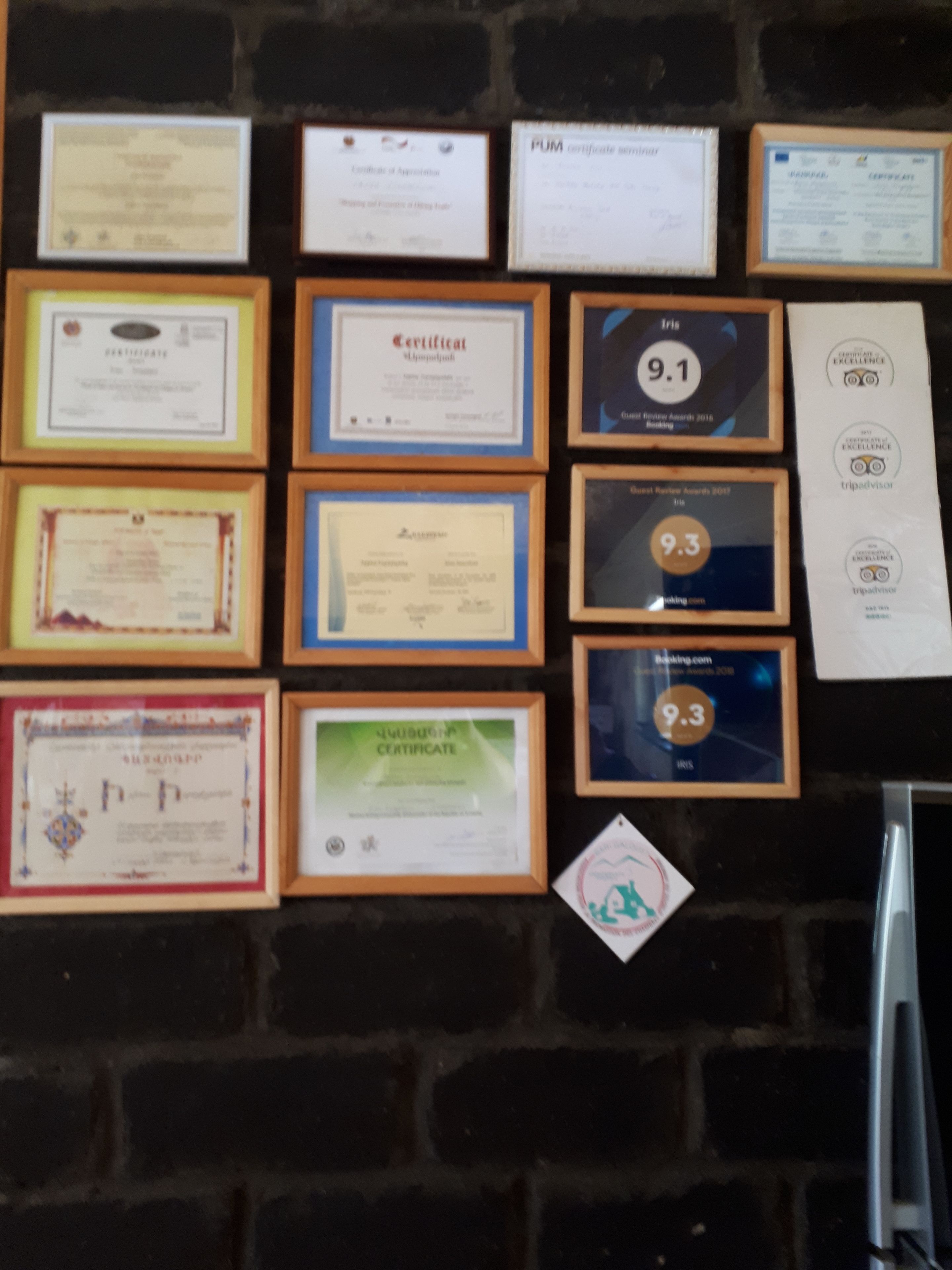 Paret amb diversos diplomes i premis emmarcats.