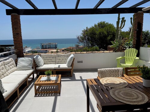 Large Sea View 3 Bed Apt, Shared Pool, Beach Opposite, Aircon, WiFi