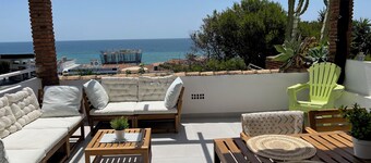 Large Sea View 3 Bed Apt, Shared Pool, Beach Opposite, Aircon, WiFi
