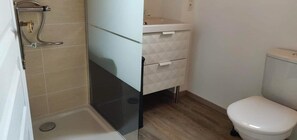 Dusche, Haartrockner, Handtücher, Seife