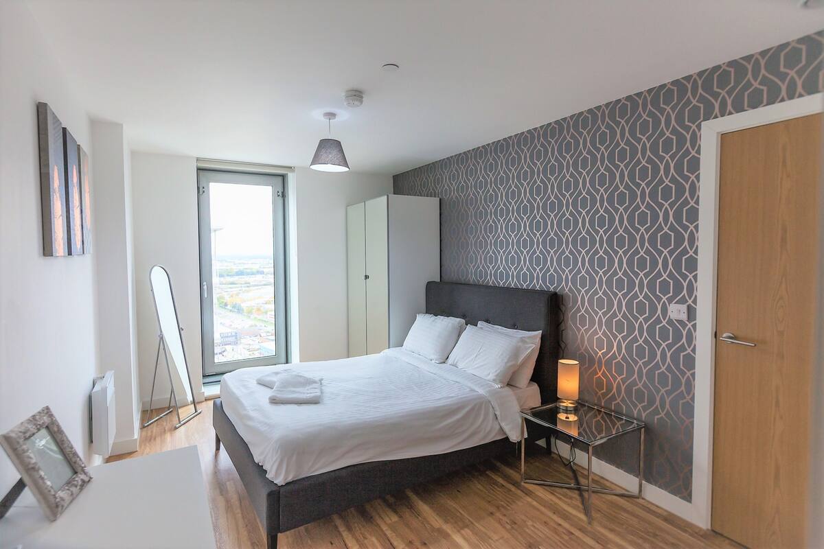 Premium bedding, laptop workspace, iron/ironing board, WiFi (free)
