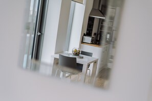 شقة - منظر للمدينة | أغطية فراش متميزة وبديكورات فريدة لكل غرفة وطراز فريد لكل وحدة