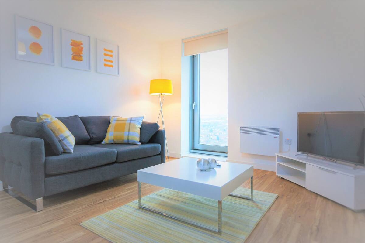 Premium bedding, laptop workspace, iron/ironing board, WiFi (free)
