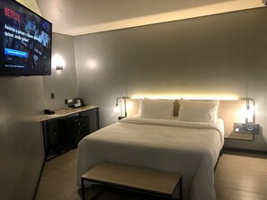 Suite | Minibar, escritorio y espacio para trabajar con laptop 