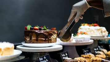 Free buffet breakfast on weekdays