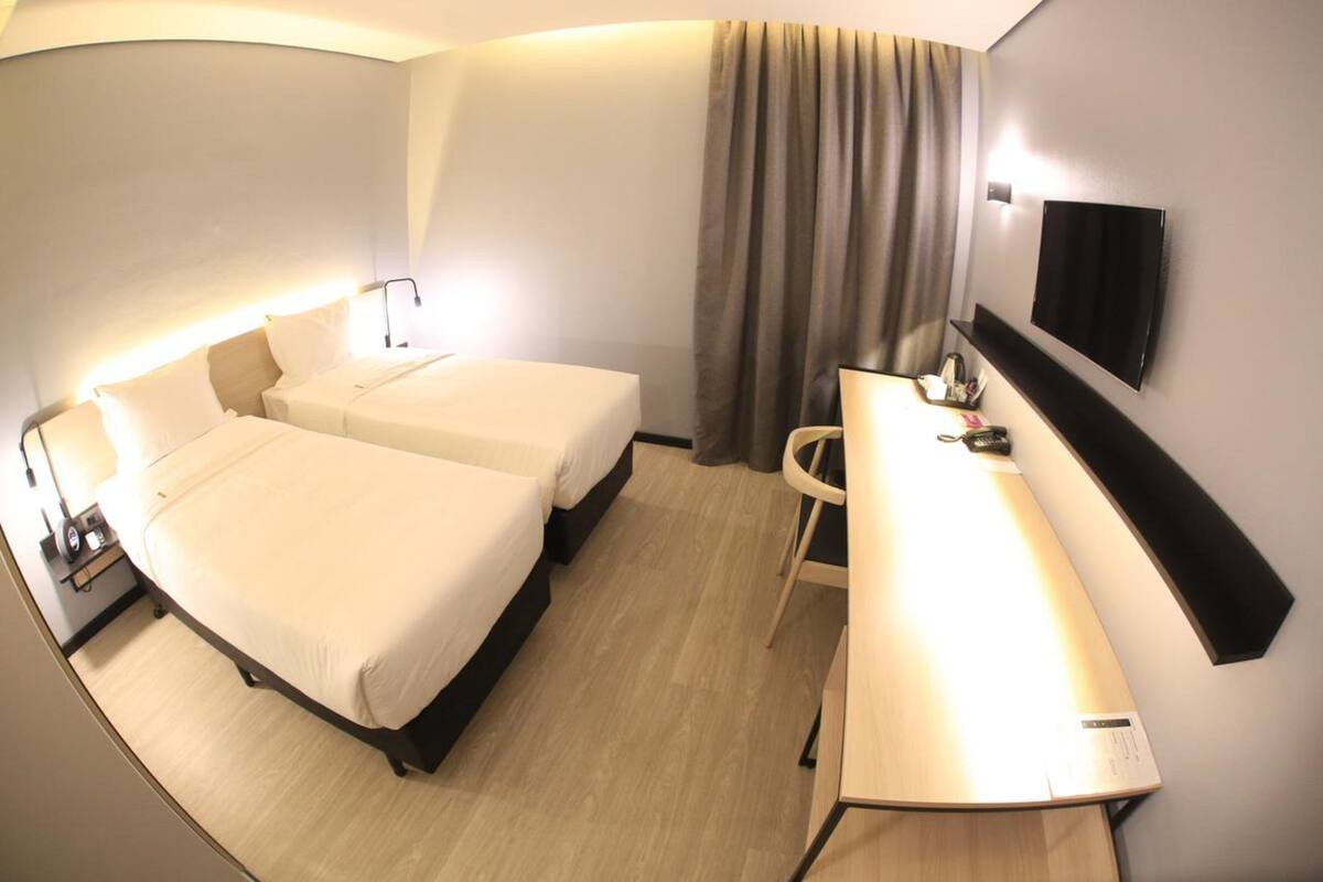 Een minibar, een bureau, een laptopwerkplek, verduisterende gordijnen