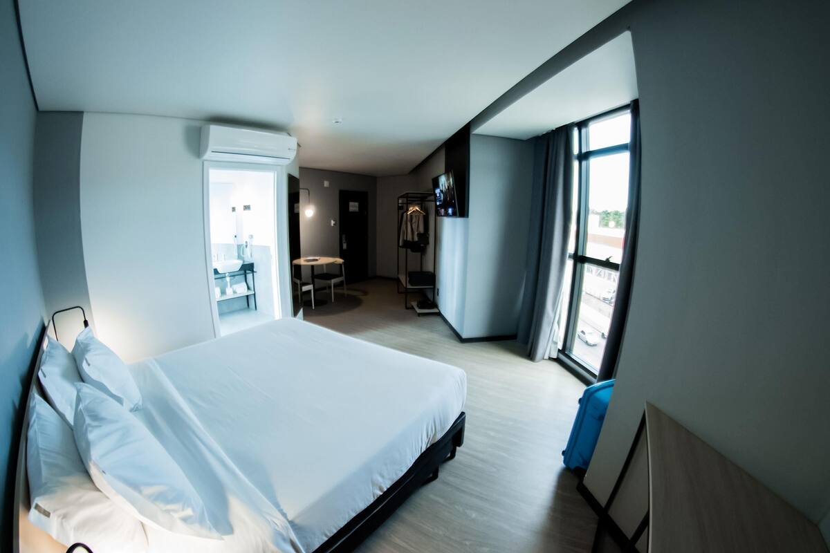 Een minibar, een bureau, een laptopwerkplek, verduisterende gordijnen