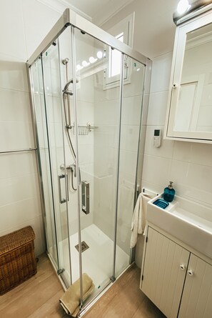 Hair dryer, towels, soap, shampoo - Charming house with private pool, garden, shade areas & bbq (Torremolinos)