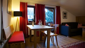 Superior Double Room, Balcony | In-room dining - Gästehaus Weller (Oberstdorf)