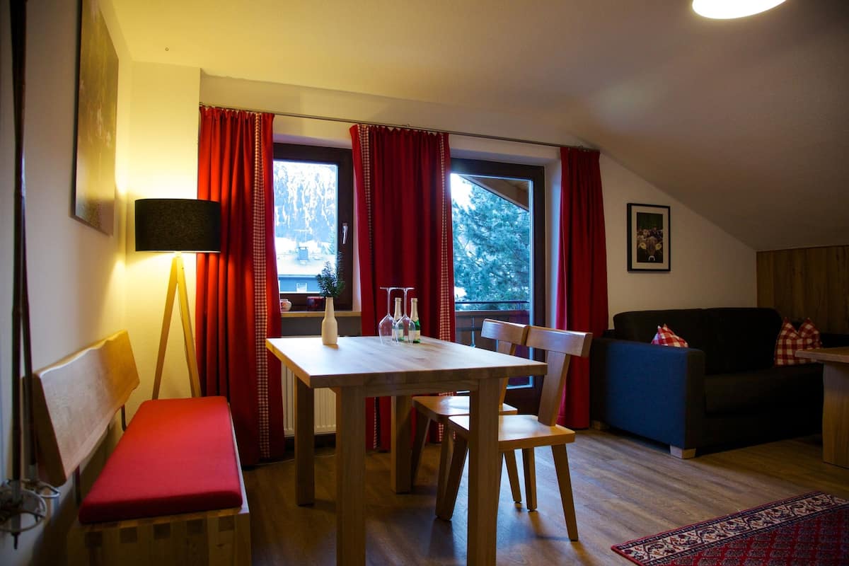 Superior Double Room, Balcony | In-room dining