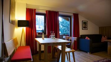Superior Double Room, Balcony | In-room dining