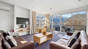 TV - Marina Apartment 406 Waterfront views (Queenstown)