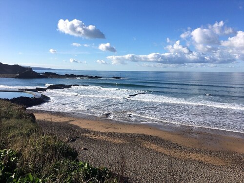 Peaceful and comfortable HOUSE with COUNTRYSIDE views, 5 min drive to beach