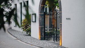 A white building with a black wrought iron gate and a sign that reads "PURS". - Hotel PURS (Andernach)