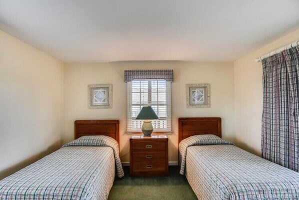 4 bedrooms, iron/ironing board, WiFi (free), bed sheets