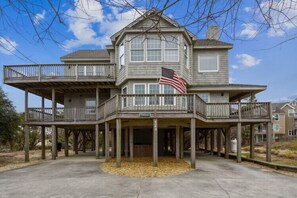 A two-story house with a balcony on the ground floor and a deck on the upper floor. - The Myllet at Ships Watch in Duck (Duck)
