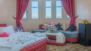 Suite – junior, 1 dobbeltseng | Skrivebord, blendingsgardiner, wi-fi (inkludert) og sengetøy