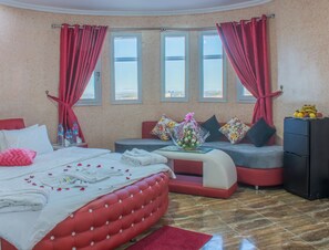 Suíte júnior, 1 cama de casal | Escrivaninha, cortinas blackout, Wi-Fi de cortesia, roupa de cama