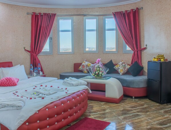 Escritorio, cortinas blackout, wifi gratis y ropa de cama