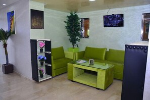 Área de estar no saguão