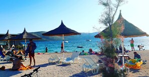 Beach nearby, sun-loungers, beach umbrellas, 2 beach bars - Apartments Viktorija (Seget)