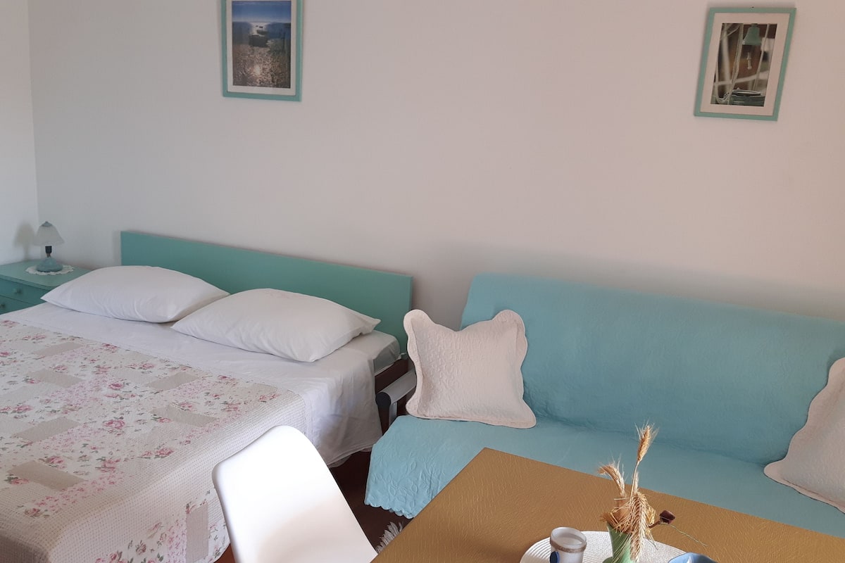 Studio (2+1) | Verduisterende gordijnen, gratis wifi, beddengoed