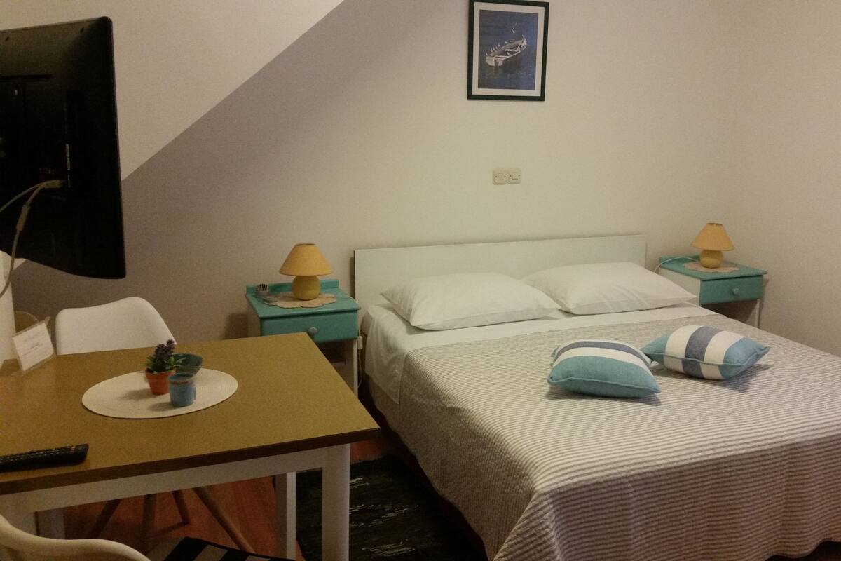 Studio (2) | Rideaux d’obscurcissement, accès au Wi-Fi (inclus), literie fournie