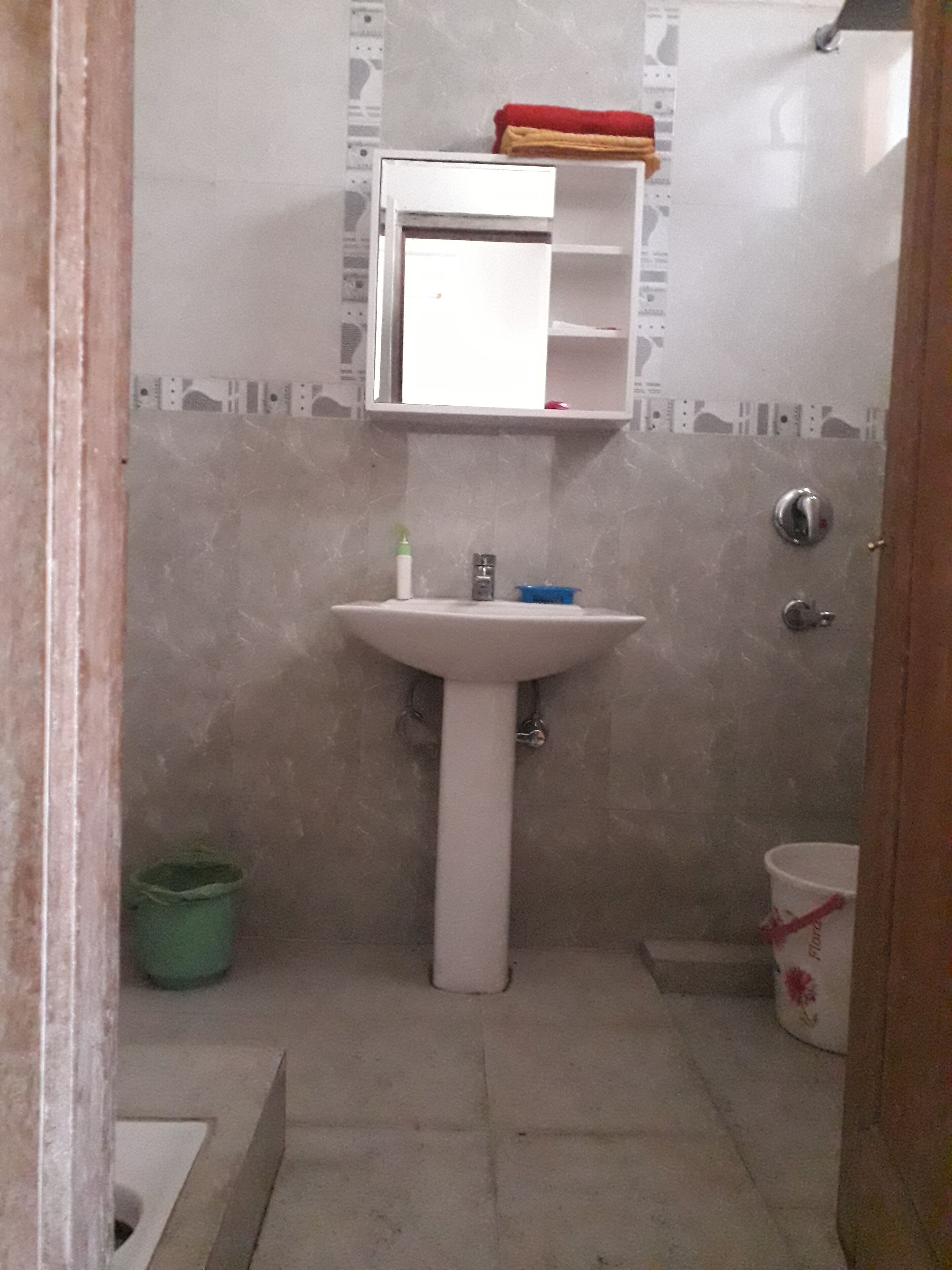 Sèche-cheveux, serviettes fournies