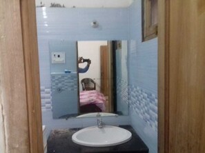 Hair dryer, towels - Golden Temple India - Nearby Amritsar Airport (Sahibzada Jujhar Singh Avenue, Amritsar)