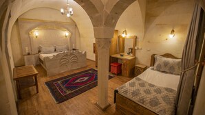 A room with a bed, a desk, a chair, and a rug. - Goreme Reva Hotel (Nevsehir)