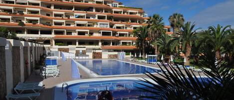 Een buitenzwembad en een verwarmd zwembad